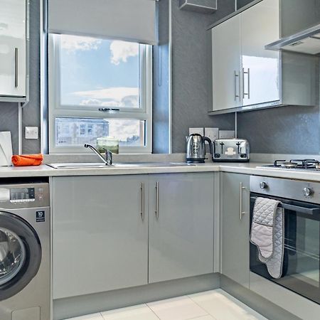 דאנדי Central Serviced Apartments - 2 Bedroom - Free Street Parking - Fast Wifi - Smart Tvs In All Rooms - Ground Level - Family Neighbourhood - 3 X Double Beds - Heating 24-7 - Trade Stays - Weekly & Monthly Offers מראה חיצוני תמונה